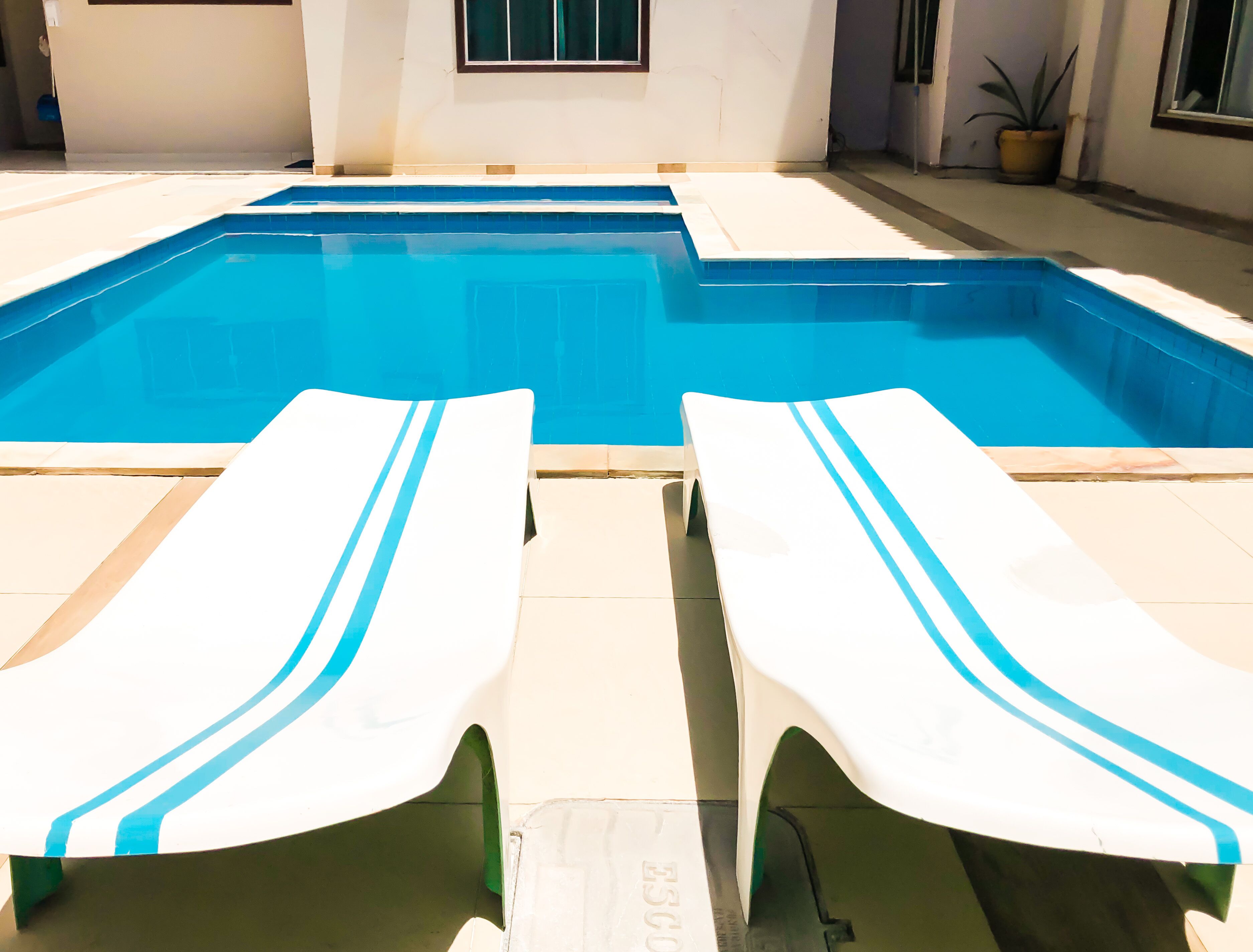 2 室外游泳池，池畔遮阳伞，日光浴躺椅