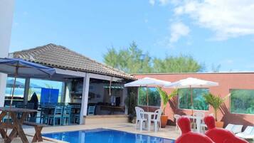 2 Außenpools, Sonnenschirme, Liegestühle