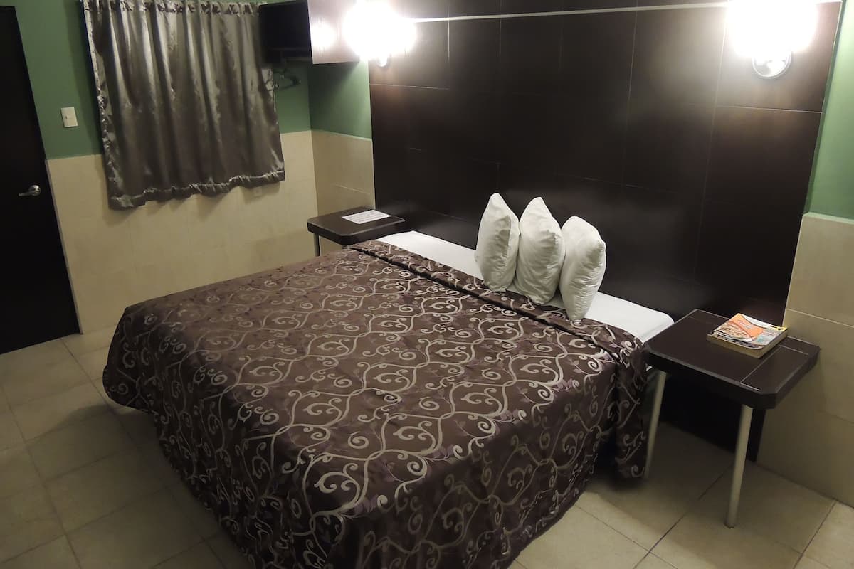Habitación individual, 1 cama King size | Escritorio, wifi gratis y ropa de cama