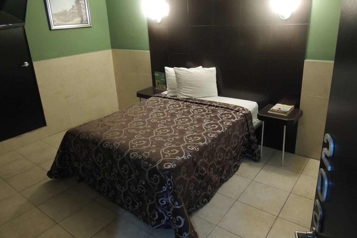 Single Room | Desk, free WiFi, bed sheets