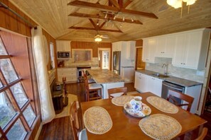 Cottage, 2 Bedrooms, Lake View | Private kitchen