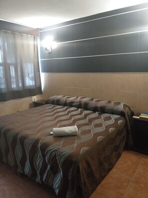 Schreibtisch, kostenloses WLAN, Bettwäsche