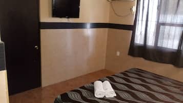 Single Room, 1 King Bed | Desk, free WiFi, bed sheets