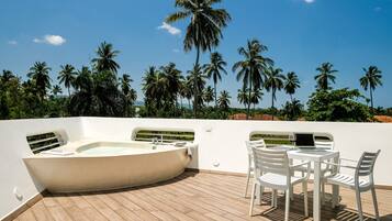 Apartment with terrace - D2 | Woonruimte | Een 43-inch flatscreentelevisie met kabelzenders en een televisie