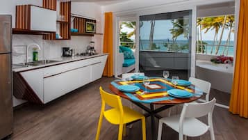 Apartment with Sea View - B2 | Yksityinen keittiö | Täysikokoinen jääkaappi, mikroaaltouuni, kahvin-/teenkeitin