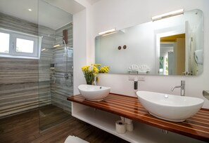 Apartment with terrace - D2 | Bathroom | Separate tub and shower, rainfall showerhead, designer toiletries - Puerto Plaza Las Terrenas (Las Terrenas)