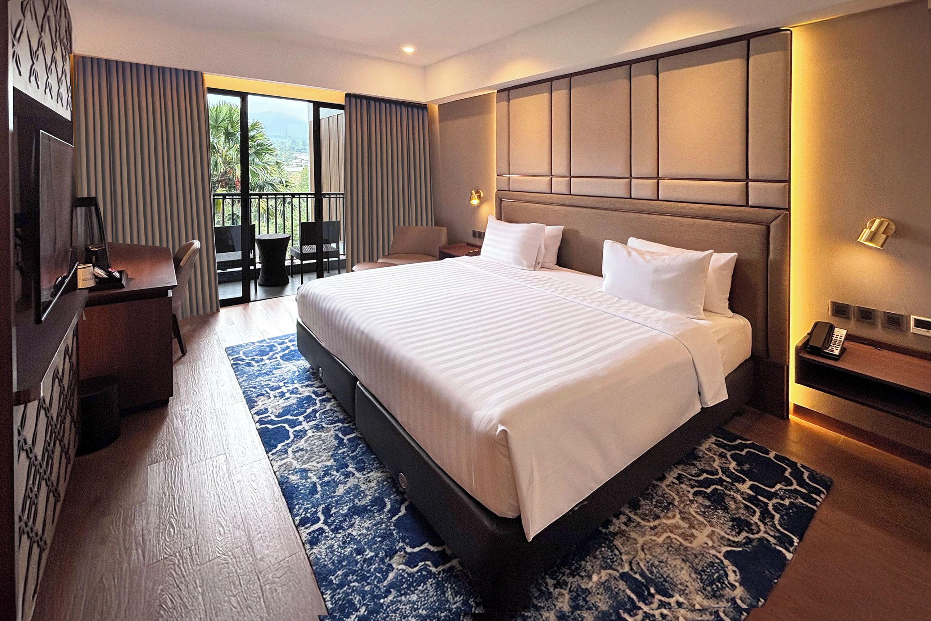 Deluxe Premier Pool Access | Minibar, värdeförvaringsskåp på rummet, skrivbord och ljudisolering