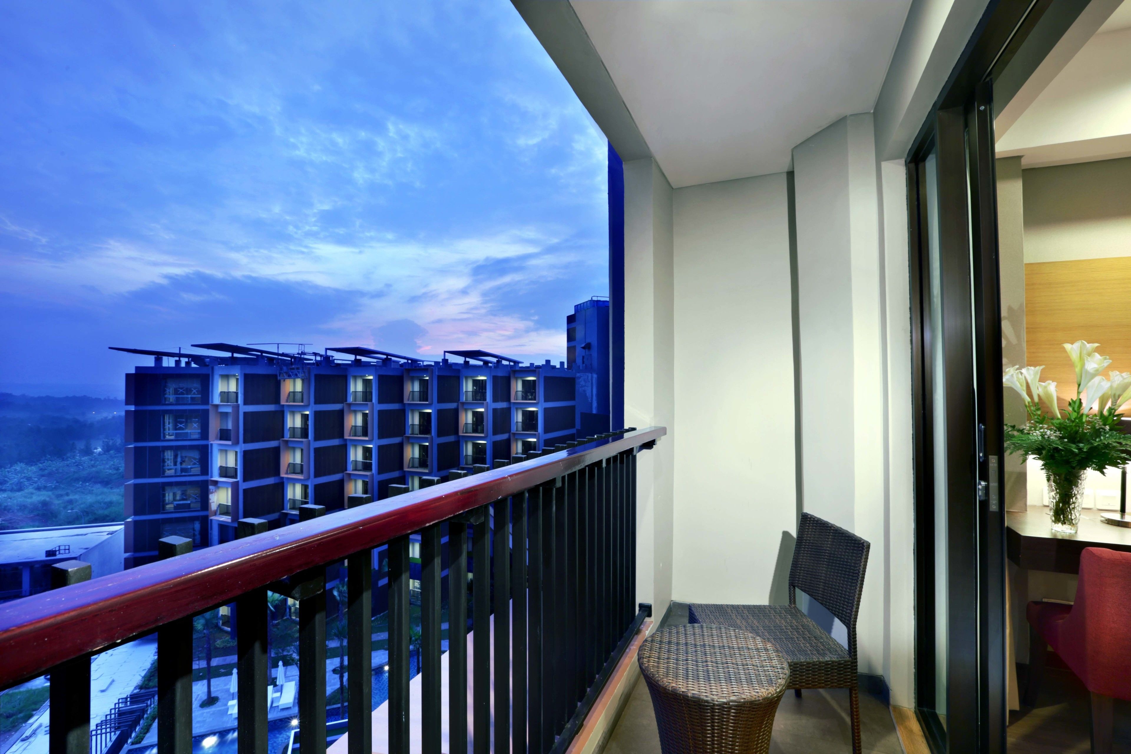 deluxe pool view | minibar, in-room safe, desk, soundproofing