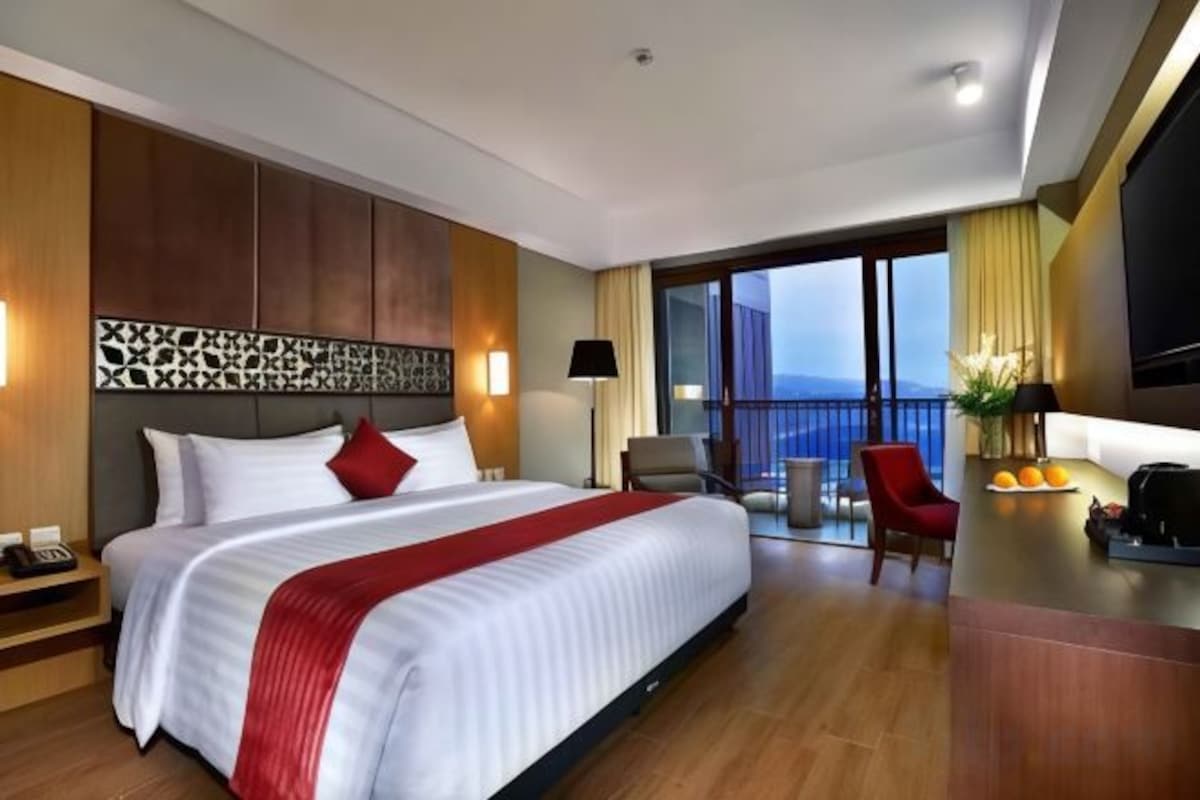 Deluxe Room with Pool Access