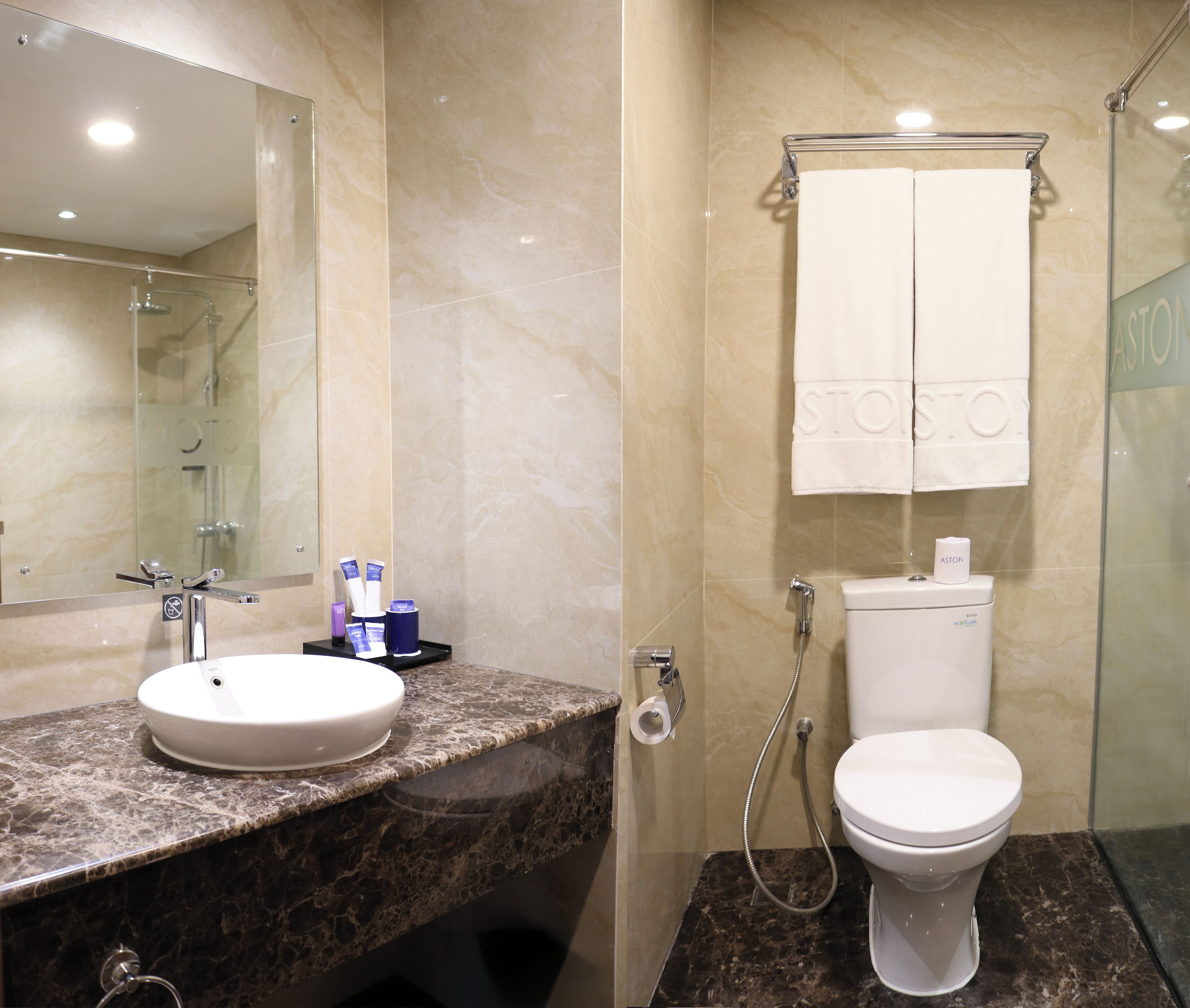deluxe premier | bathroom | separate bathtub and shower, free toiletries, hair dryer, bathrobes