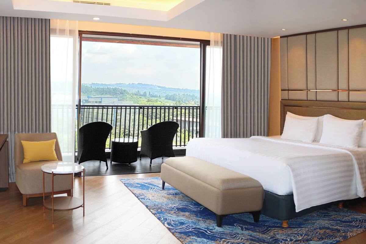 aston suite | minibar, in-room safe, desk, soundproofing