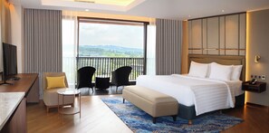 Aston Suite | Minibar, in-room safe, desk, soundproofing