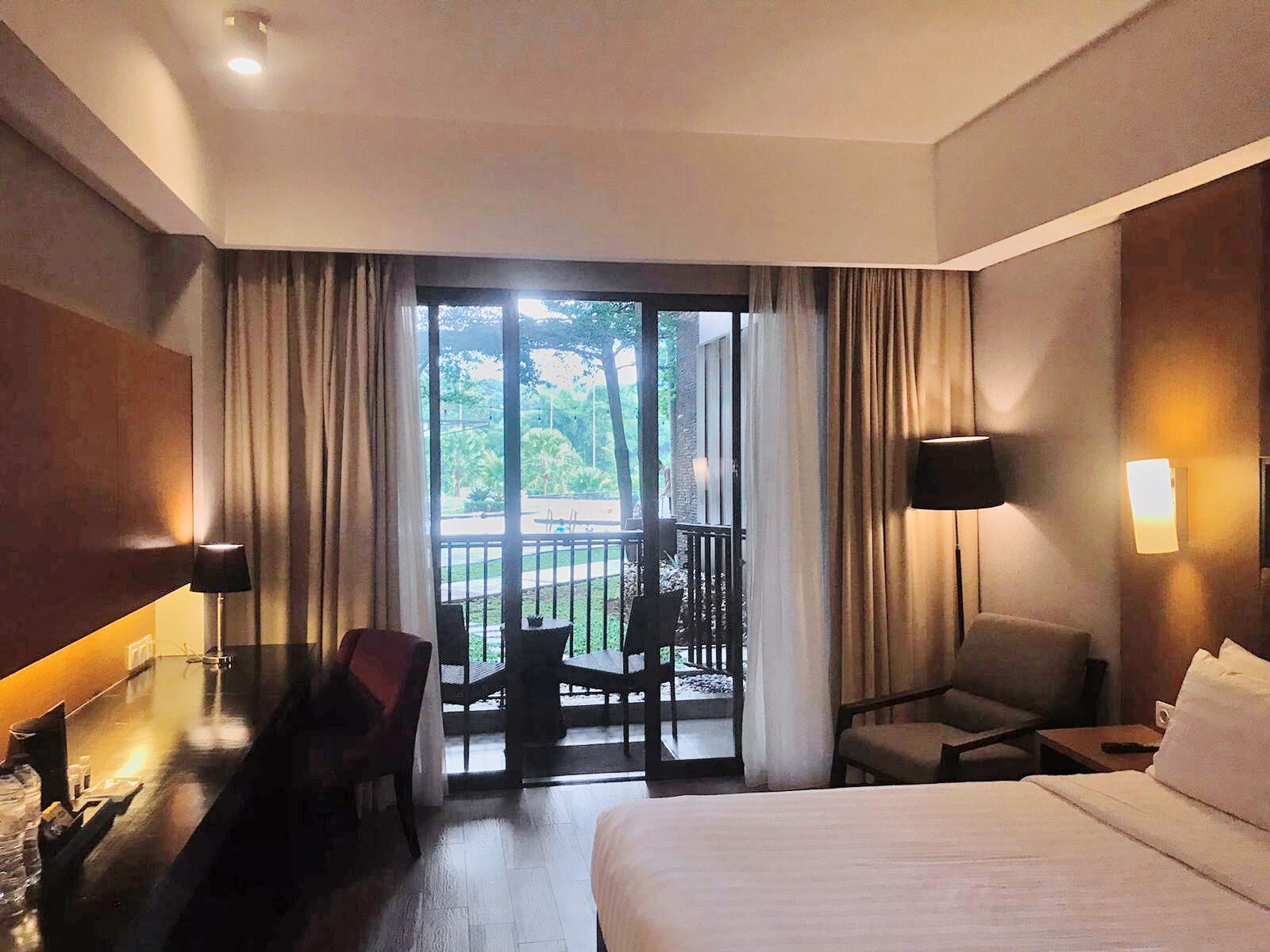 deluxe pool access | minibar, in-room safe, desk, soundproofing