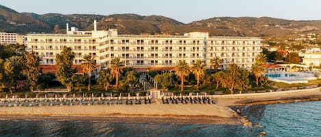 على الشاطئ، كراسي للتشمس، مظلات الشاطئ