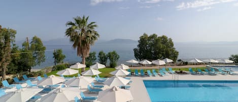 Piscine extérieure, parasols de plage, chaises longues