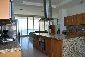 Penthouse Supérieur, 4 chambres, vue océan | Cuisine privée