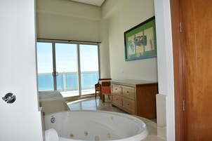 Ático superior, 4 habitaciones, vistas al mar | Bañera de hidromasaje