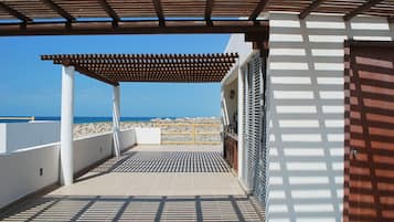 Familienvilla, 3 Schlafzimmer, eigener Pool, eingeschränkter Meerblick | Terrasse/Patio