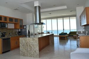 Refrigerador con freezer, microondas, horno, placa de cocina