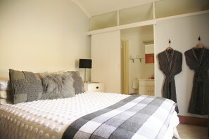 Globetrotter Room | Bathroom | Shower, towels - The Gables B&B (Picton)