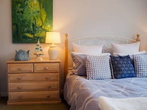 Cottage | Desk, iron/ironing board, free WiFi, bed sheets - The Gables B&B (Picton)