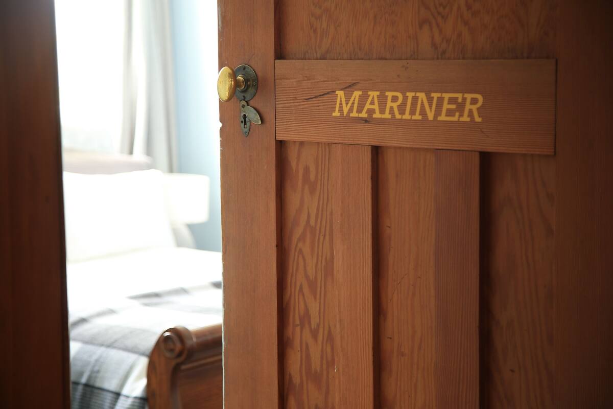 Mariner Room | Desk, iron/ironing board, WiFi (free), bed sheets