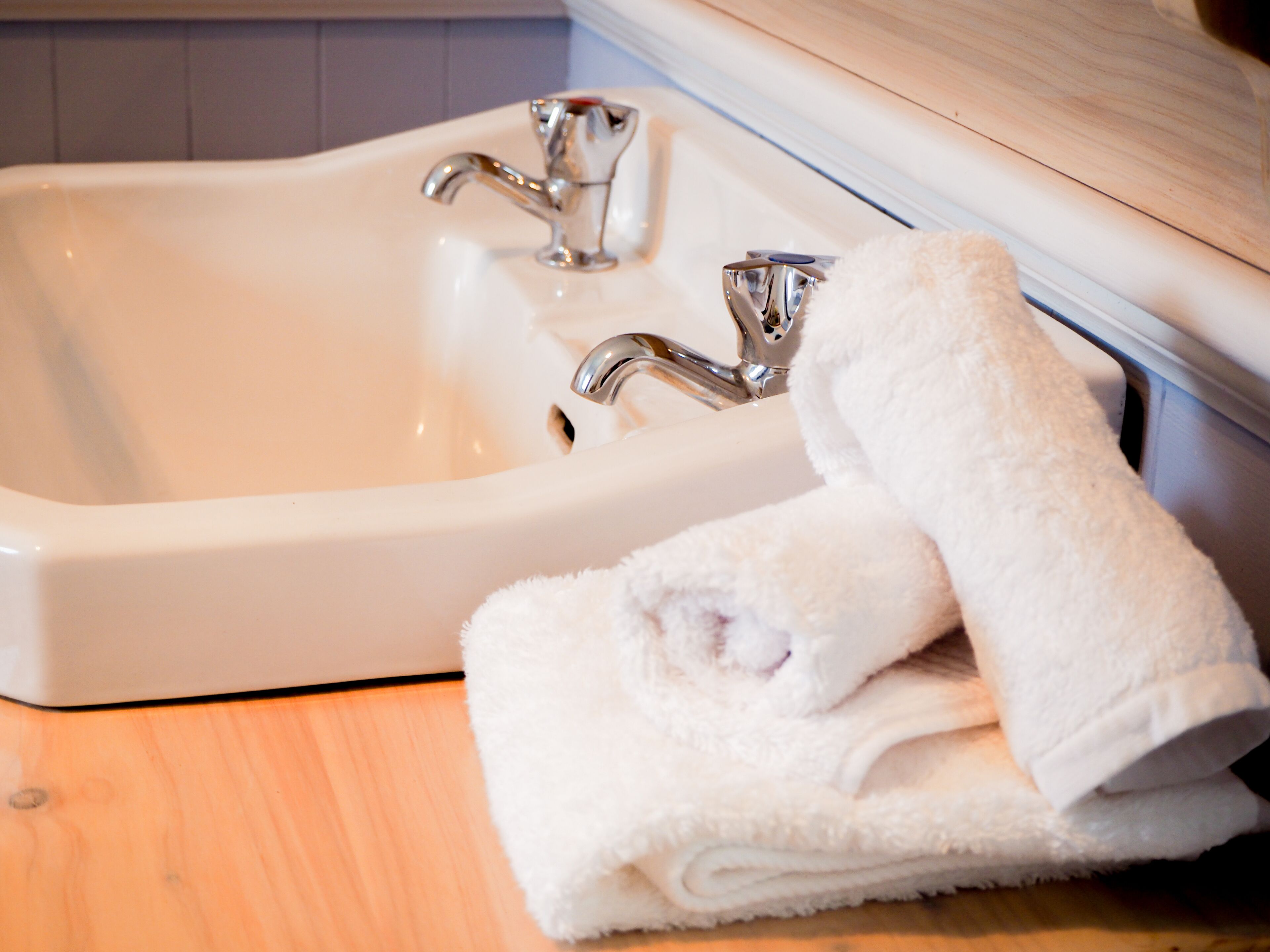 Escritorio, tabla de planchar con plancha, wifi gratis y ropa de cama 