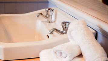 Cottage | Desk, iron/ironing board, free WiFi, bed sheets