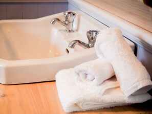 Cottage | Desk, iron/ironing board, free WiFi, bed sheets - The Gables B&B (Picton)