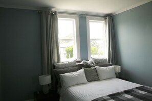 Habitación | Escritorio, tabla de planchar con plancha, wifi gratis y ropa de cama