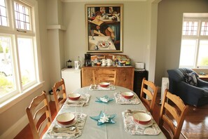 Daily buffet breakfast (NZD 20 per person) - The Gables B&B (Picton)