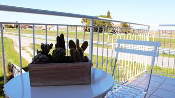 Deluxe-Vierbettzimmer, 2 Schlafzimmer, Terrasse, Gartenblick (Paola) | Balkon