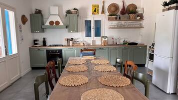 Villa Familiale, plusieurs chambres, cuisine, vue piscine | Coin séjour | Télévision à écran plat