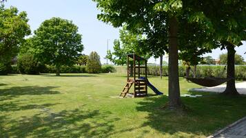 Tempat bermain anak - outdoor