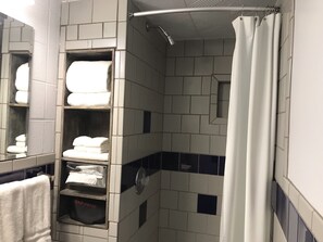 Premium Double Room | Bathroom | Combined shower/tub, towels - Lariat Motel (Hardin)
