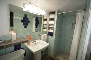Premium Double Room | Bathroom | Combined shower/bathtub, towels