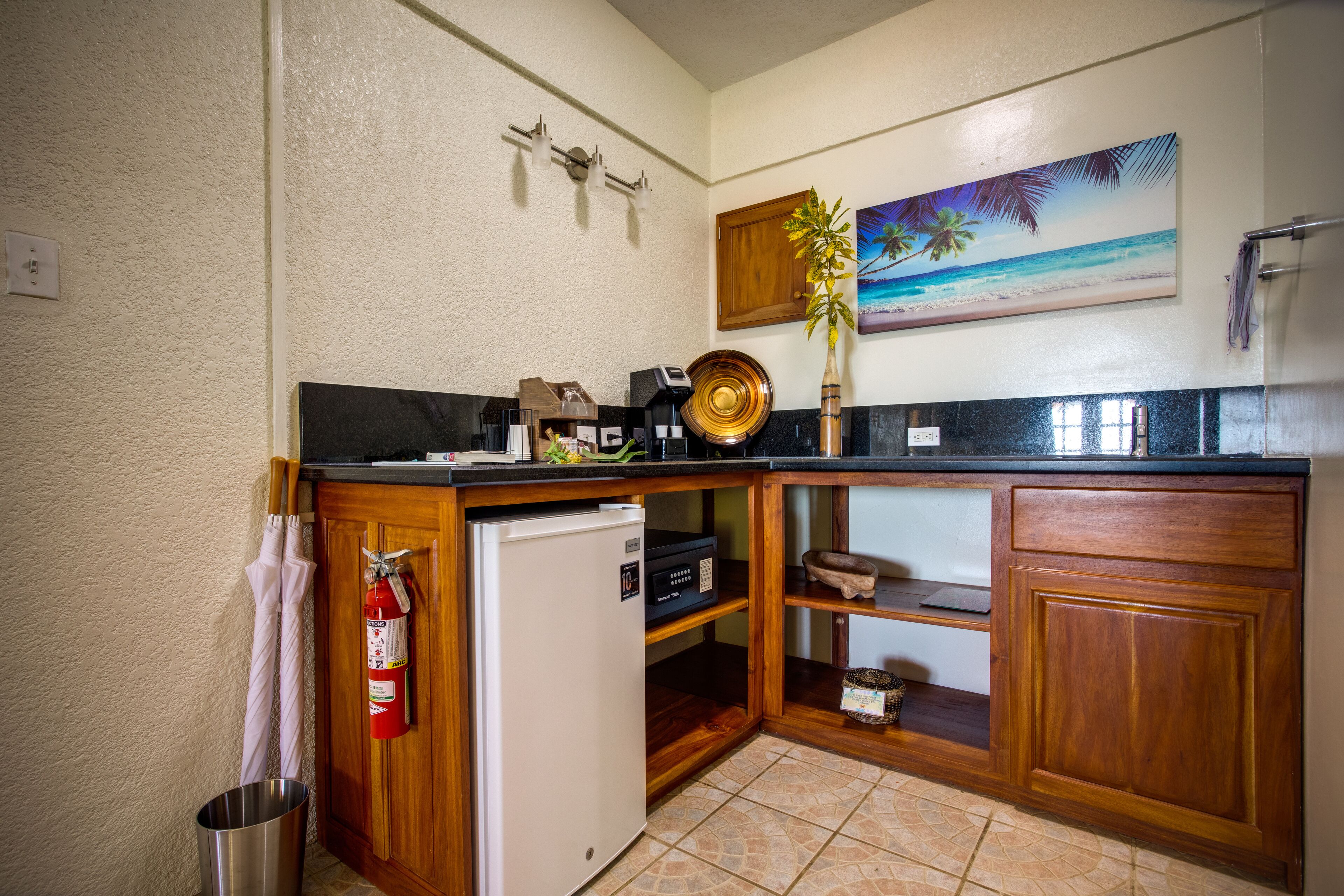 deluxe room, 1 king bed, sea view, poolside | private kitchenette | fridge, coffee/tea maker