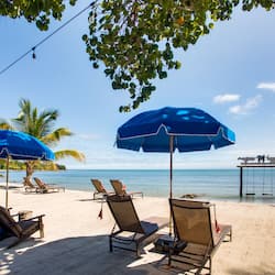 Plage, sable blanc, chaises longues, parasols