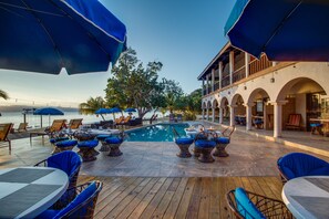 Una piscina al aire libre, sombrillas