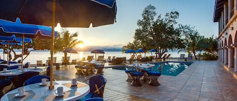 Se sirven desayunos y cocina internacional (con vistas a la playa)