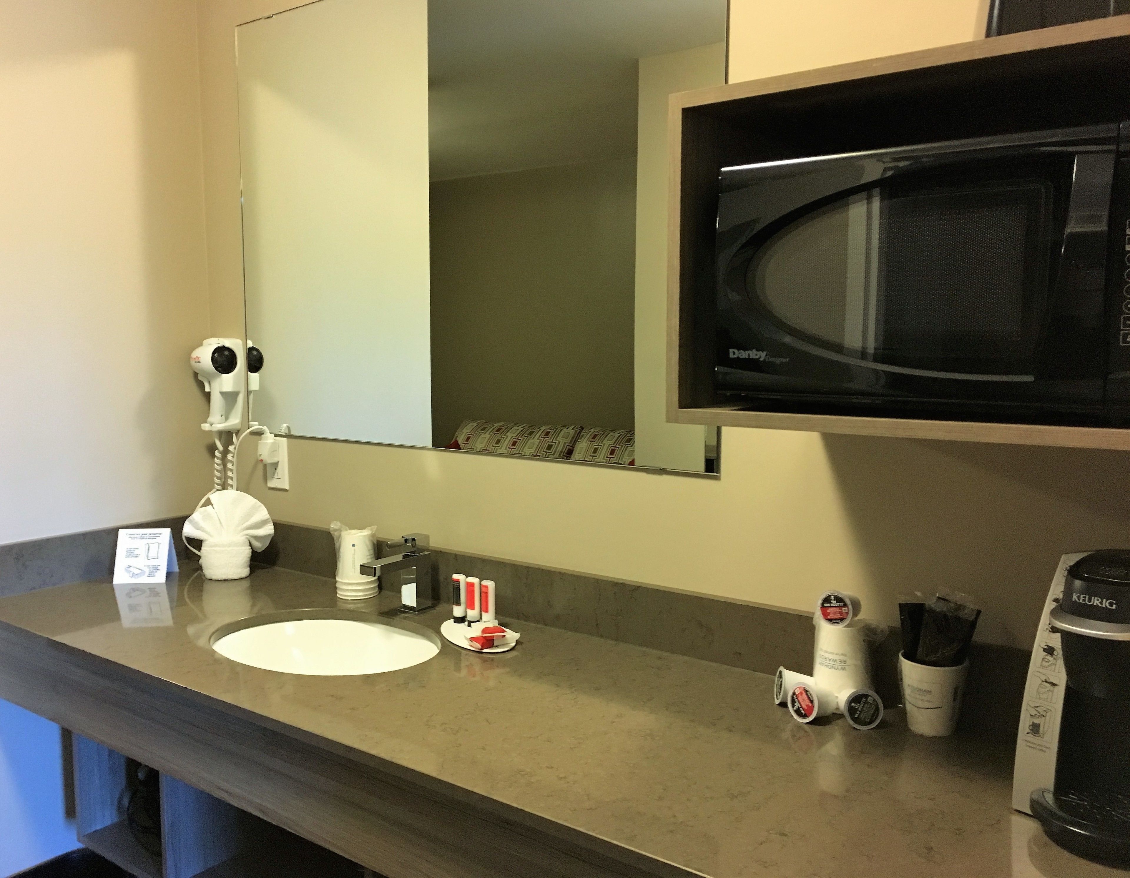 suite, 1 queen bed with sofa bed, non smoking | microwave