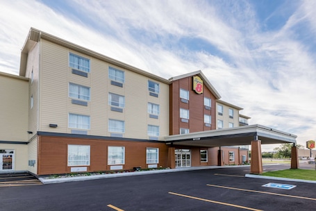 Exterior. Super 8 by Wyndham Mont Laurier