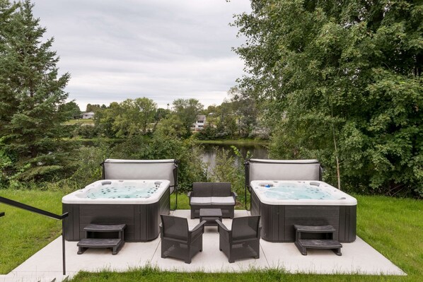 Outdoor spa tub - Super 8 by Wyndham Mont Laurier (Mont-Laurier)