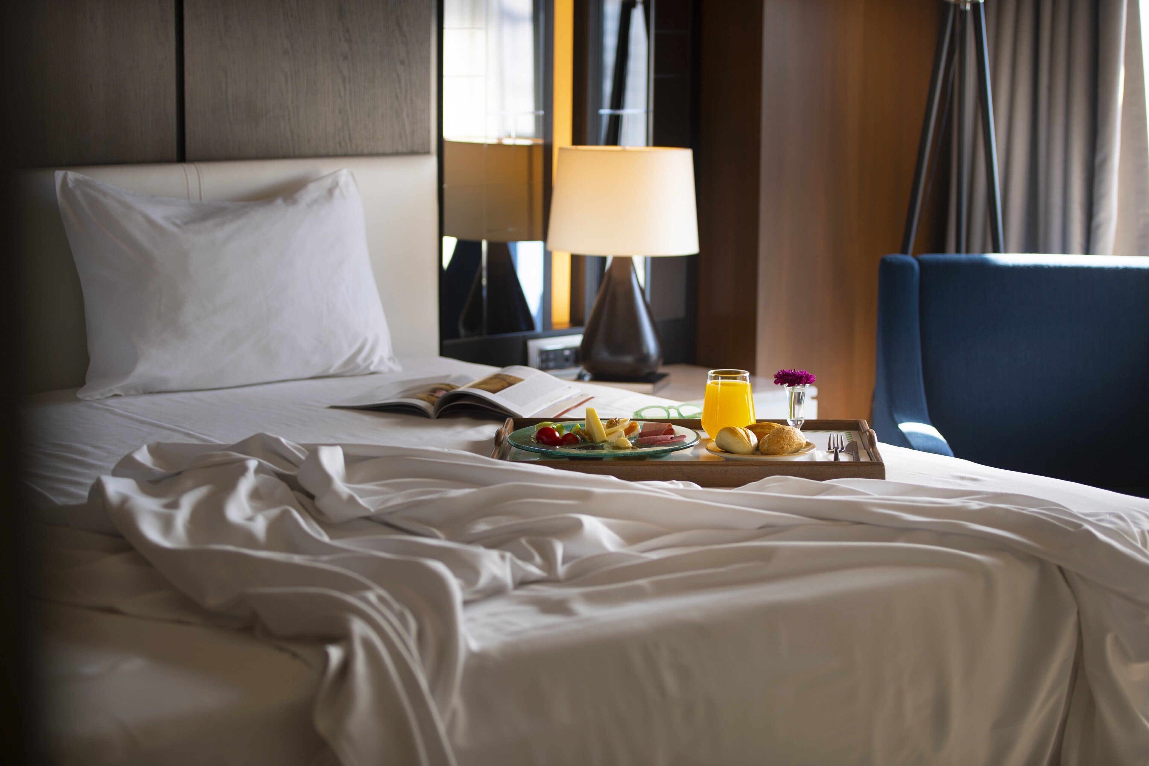 suite, 1 king bed, non smoking, mountain view | 1 bedroom, premium bedding, minibar, in-room safe