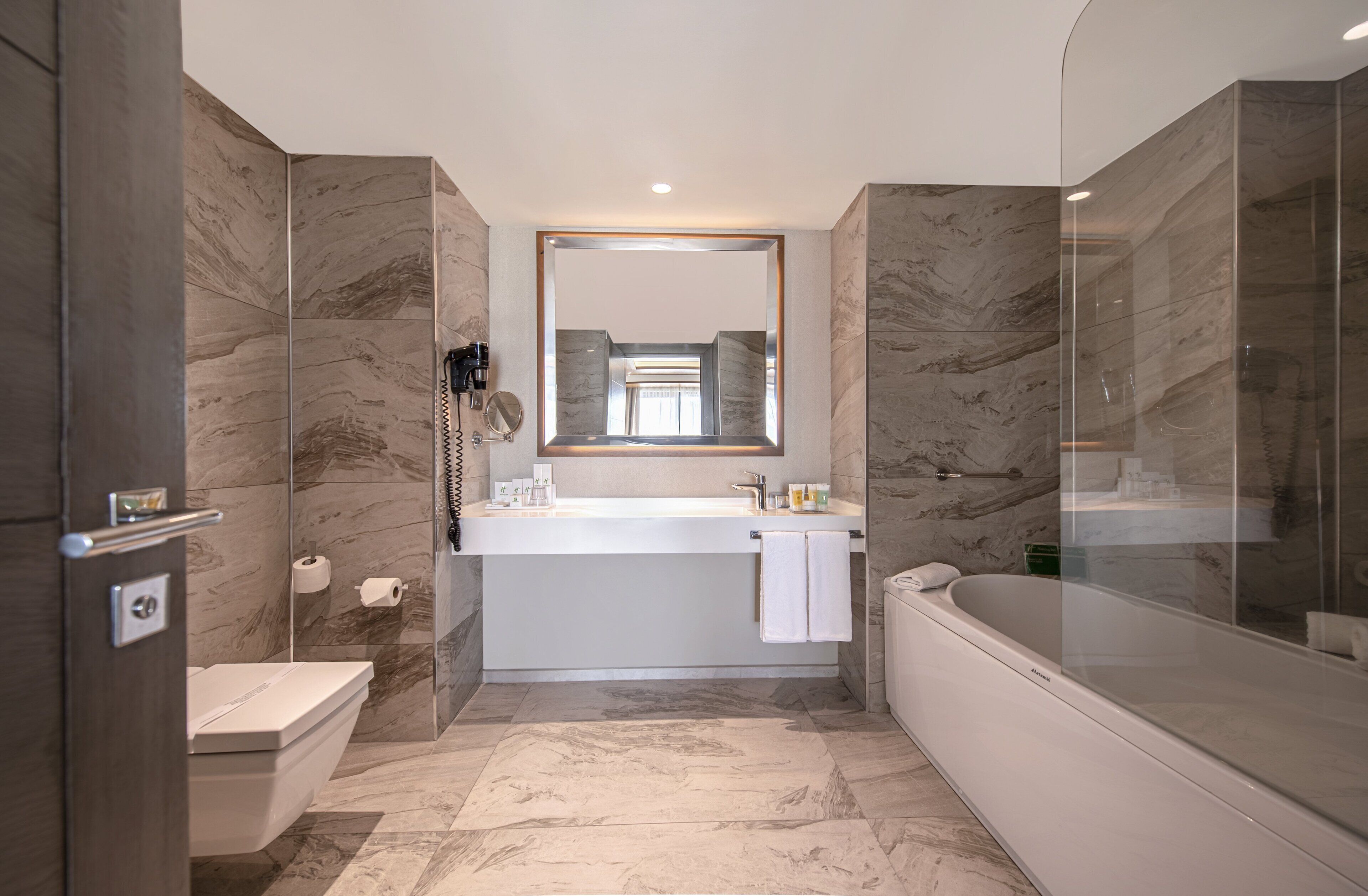 suite, 1 king bed, non smoking, mountain view | 1 bedroom, premium bedding, minibar, in-room safe