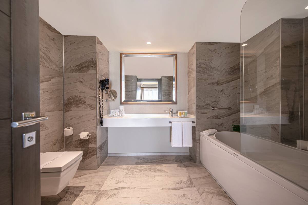 suite, 1 king bed, non smoking, mountain view | 1 bedroom, premium bedding, minibar, in-room safe