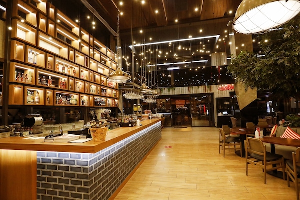 2 bars/lounges