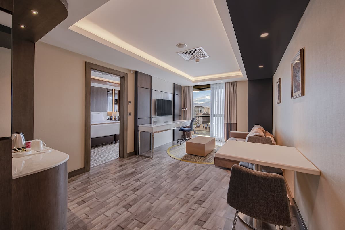 suite, 1 king bed, non smoking, mountain view | 1 bedroom, premium bedding, minibar, in-room safe