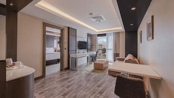 Suite, 1 cama King size, para no fumadores, vista a la montaña | Ropa de cama de alta calidad y minibar