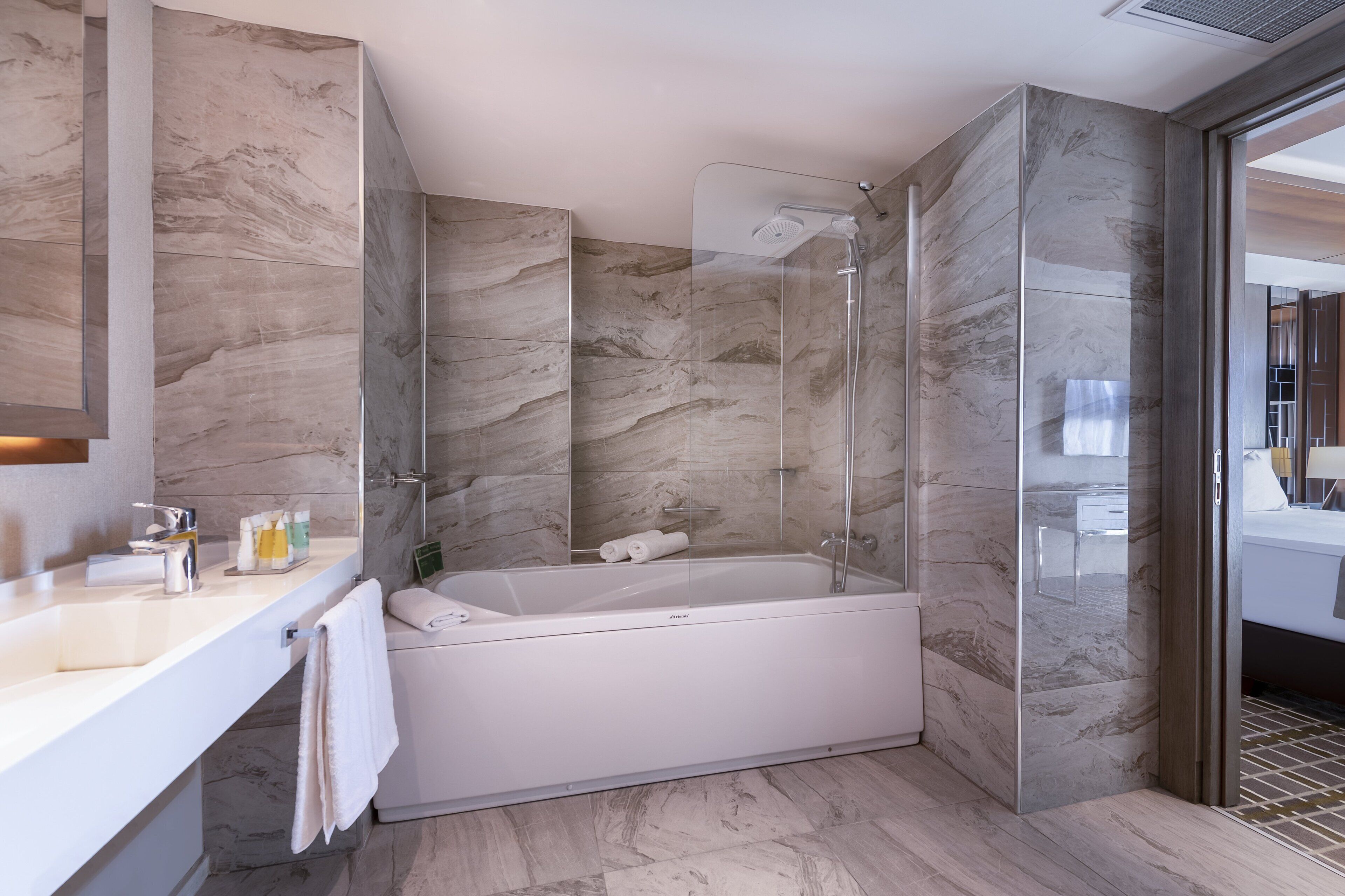 suite, 1 king bed, non smoking, mountain view | 1 bedroom, premium bedding, minibar, in-room safe